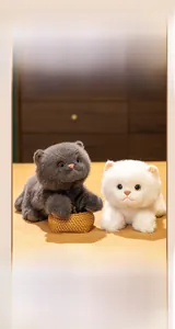 Detalle de gatos British Shorthair de peluche con pelaje denso en una cesta