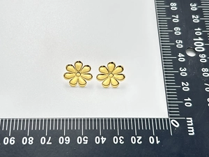 Detailed measurement of 12mm 18K gold plated flower stud earring with ruler scale