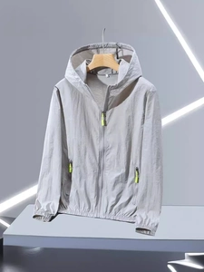 Leichte hellgraue Sonnenschutzjacke mit Kapuze, winddichten elastischen Bündchen und Saum