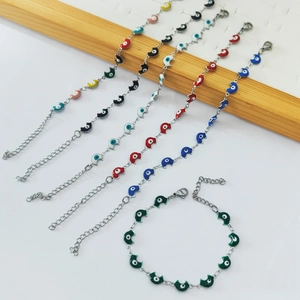 Detailansicht der bunten Emaille-Armbänder mit Mond und verstellbarem Karabinerverschluss