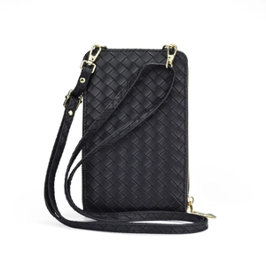 Vue détaillée de la texture tissée noire sur un sac de téléphone en similicuir et zip doré