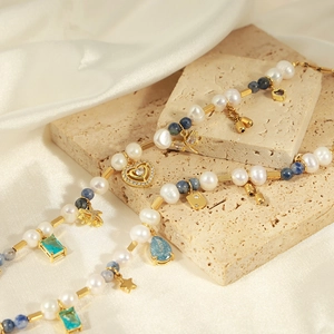 Collier en titane plaqué or avec pierres naturelles, perles et breloques marines