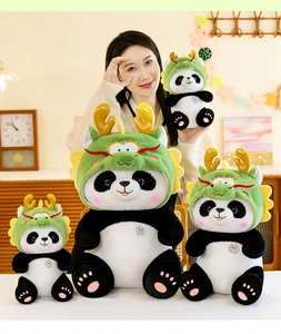 Schattige panda knuffel met drakenhoed vastgehouden door een Aziatisch model.