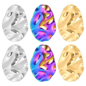 Détail de pendentifs en métal martelé en finitions argent, arc-en-ciel et doré