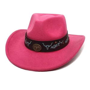 Chapeau fedora en laine fuchsia avec broderie taureau et badge métal vintage