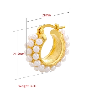 18k gold-plated C-shaped earrings with white pearls and dimensions 21.5mm x 21mm