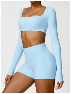 Λεπτομέρεια από crop top με τετράγωνη λαιμόκοψη και ψηλόμεσο σορτς σε γαλάζιο