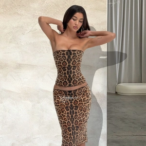 Ensemble léopard deux pièces avec haut corset dos nu et jupe mi-longue taille haute