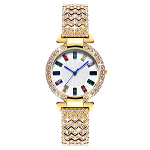 Montre de luxe dorée pour femme avec lunette diamants et index en cristaux colorés