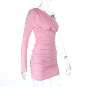 Détail de la robe mini rose à une épaule avec des manches longues et du tissu froncé