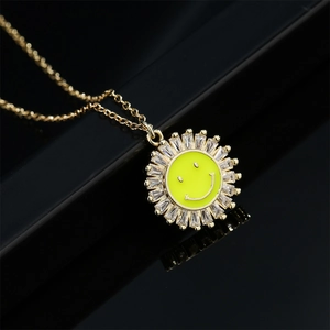 Goldene Sonnenblumen-Smiley-Halskette mit funkelnden Zirkonen auf schwarzem Hintergrund