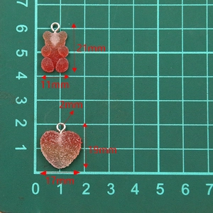 Pendentifs ours et cœur en résine dégradé rouge avec finition mate sur tapis