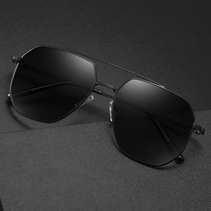 Retro polarized pilot sunglasses with black metal frame and UV protection for men
