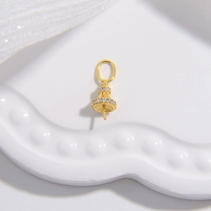 Détail macro du support de pendentif en argent S925 doré avec zircons blancs brillants