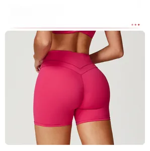 Dettaglio dei pantaloncini fitness a vita alta con cucitura a V modellante