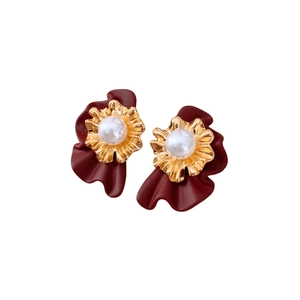 Boucles d'oreilles fleur bordeaux vintage avec dorure, pétales résine et perles