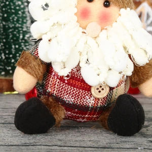 Détail de poupée Père Noël faite main avec tissu à carreaux rouge et barbe en peluche douce
