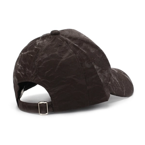 Casquette baseball cuir léopard marron foncé avec texture plissée et boucle argent