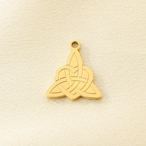 Vue détaillée du pendentif cœur en nœud celtique en acier doré avec boucle de suspension