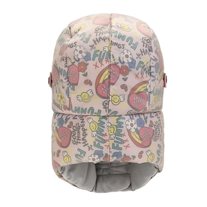 Rosa Kinder-Uschanka mit bunten Graffiti-Prints und warmem Plüschfutter für den Winter
