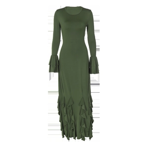 Détail de robe vert armée ajustée avec manches évasées et ourlet à volants étagés chic