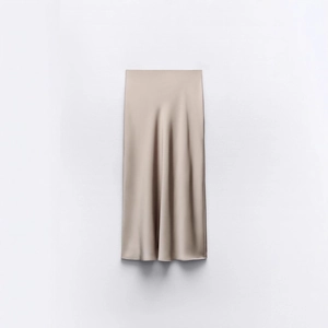 Eleganter Satin-Midirock in Champagner mit hoher Taille und luxuriösem Glanzeffekt