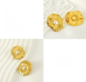 Détail de boucles d'oreilles pétales dorées 18 carats avec perle et fini poli