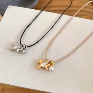 Collier pendentif Pégase élégant avec perle et cordon tressé en argent et doré