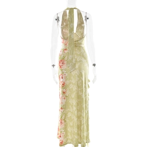 Détail du dos de la robe licou avec imprimé rose rose et fente latérale haute sexy