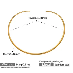 Détail d'un collier ras du cou en V doré poli en acier inoxydable étanche de haute qualité