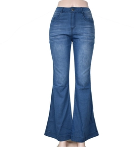 Detailansicht der High-Waist-Schlagjeans mit Vintage-Waschung und Frontreißverschluss