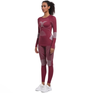 Détail d'un ensemble de yoga bordeaux sans couture avec motifs géométriques gris
