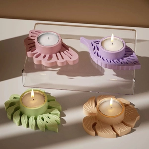 Detailopname van bladvormige hars kandelaars in diverse zachte pastelkleuren
