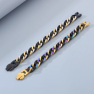 Gros plan de deux bracelets à chaîne cubaine multicolores avec une finition métallique