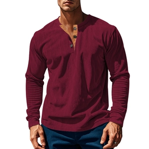 Detail eines burgunderroten Henley-Shirts mit Waffelstruktur und Drei-Knopf-Leiste für Herren