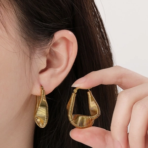 Boucles d'oreilles créoles torsadées en acier inoxydable plaqué or 18 carats avec texture