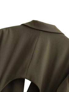 Détail de la découpe au dos sur un blazer en tissu tissé vert olive foncé