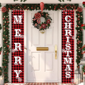 Bannières de Noël à carreaux rouges et noirs accrochées à une porte d'entrée blanche