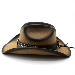 Detail von Western Strohhut im Punk-Stil mit Nietengürtel und Farbverlauf am Rand