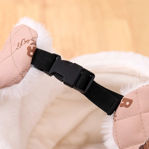 Dettaglio del cappello da aviatore trapuntato rosa con fodera in peluche e fibbia di sicurezza