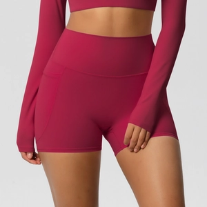 Détail du short de yoga taille haute rose foncé avec poches latérales pratiques