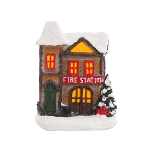 Détail d'une caserne de pompiers de Noël en résine avec LED et effet de neige brillante