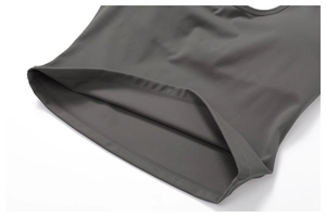 Zoom sur la double couture de l'ourlet du débardeur de yoga gris foncé à séchage rapide