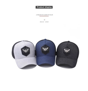 Selección de gorras de camionero de malla con bordado de águila detallado en tres colores
