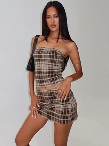 Completo due pezzi scozzese marrone con top a fascia e minigonna aderente