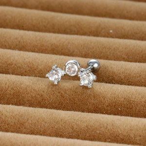 Gros plan sur piercing cartilage en acier inoxydable avec trois oxydes de zirconium ronds
