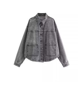 Dettaglio della giacca di denim grigio lavato con maxi tasche e spalle scese