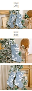 Blaue Weihnachtsstrümpfe aus Plüsch mit weißen Schneeflocken-Stickereien und Aufhängeschlaufe