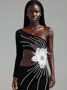 Robe de soirée asymétrique en velours noir avec perles argentées et détails floraux en relief