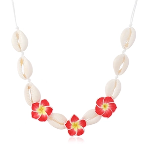 Collier coquillage bohème avec fleurs de frangipanier rouges et jaunes sur cordon